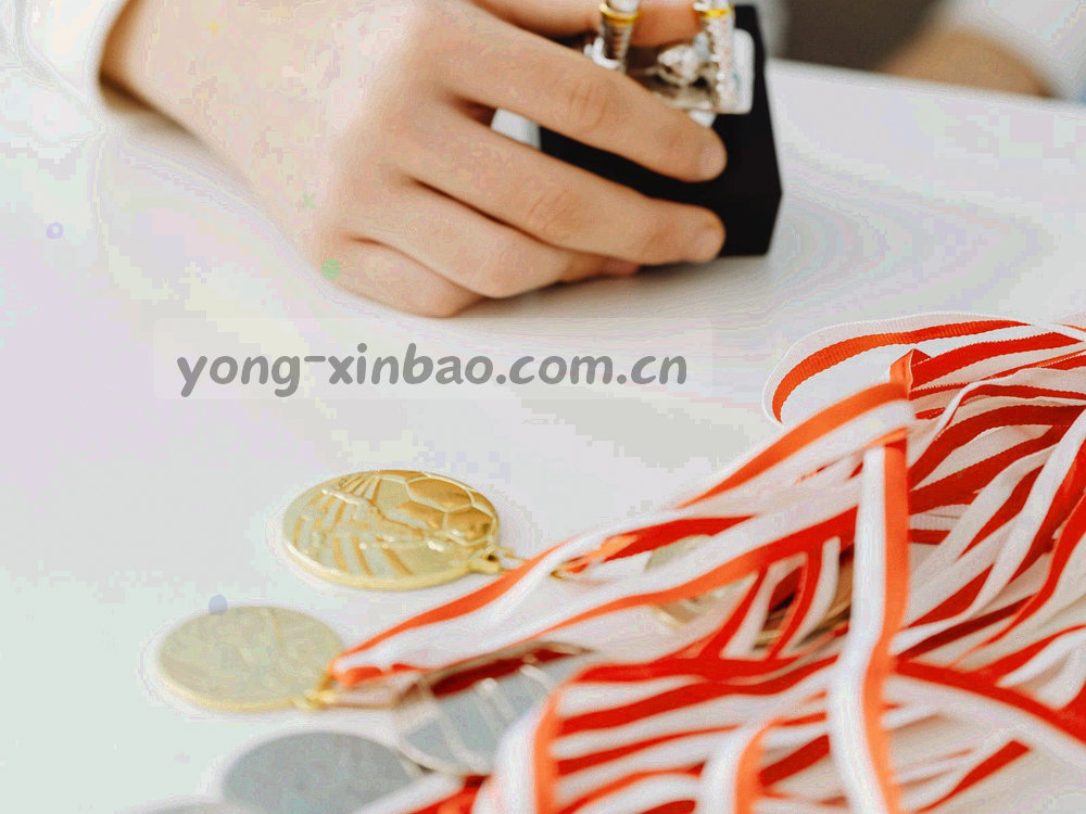 战术板上手写的轮次表格与箭头标记，线条清晰