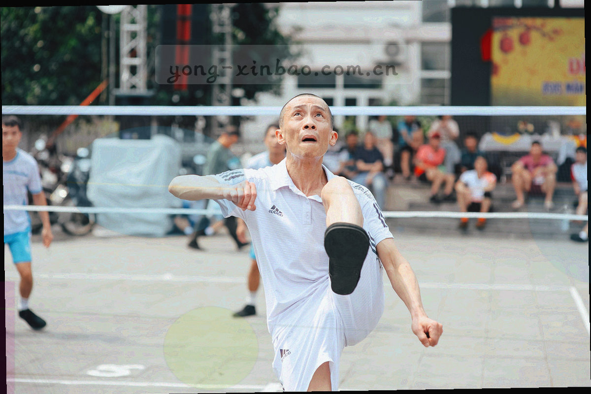夜间台灯下的工作台，屏幕泛着微光，旁边摊着写满记录的纸张，画面中没有人