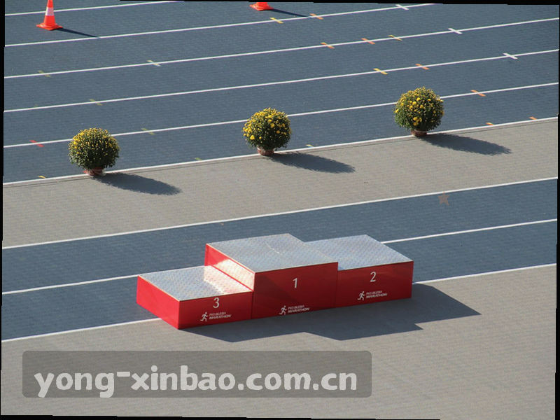 战术板上手绘的跑动线路与分区标记，冷蓝与琥珀线条交错